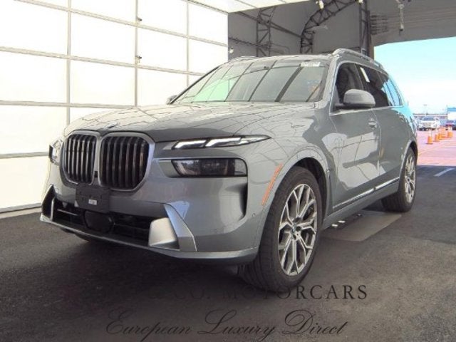 2025 BMW X7's photo